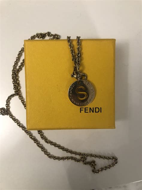 collana lunga con iniziale fendi|Collane e pendenti .